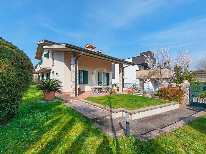 Casa con 8 locali in vendita in Sebino, Sirmione