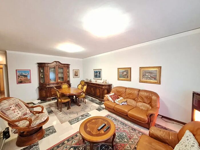 Appartamento con 6 locali in vendita in Via Liona, Villadose