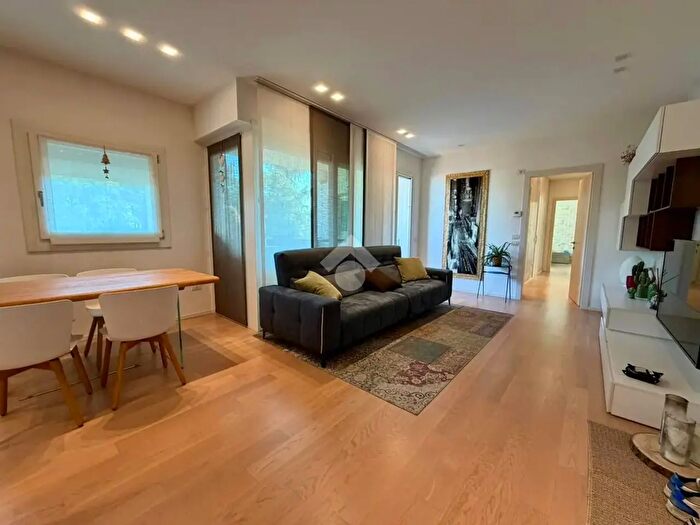 Appartamento trilocale in vendita in Via Bachelet, Ponzano Veneto