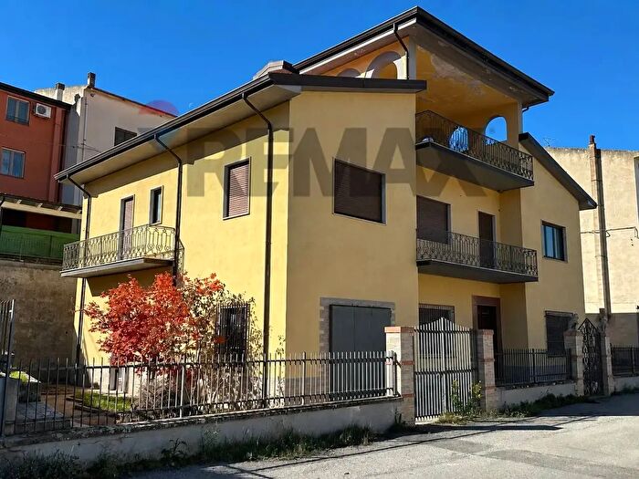 Casa con 5 locali in vendita in Viale della Repubblica, Altomonte