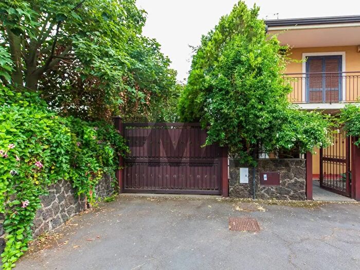 Casa con 6 locali in vendita in Via Pier Luigi Deodato, San Giovanni La Punta