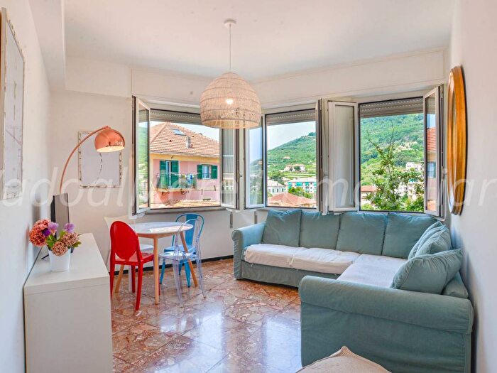 Appartamento trilocale in affitto in Via Castelli, Centro, Finale Ligure