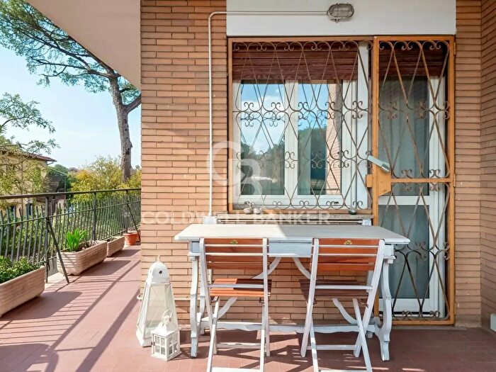 Appartamento trilocale in vendita in Via Silvestri, Roma