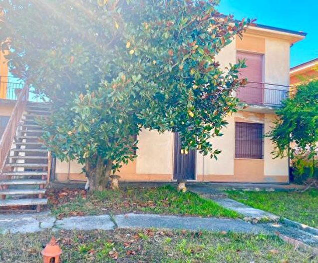 Casa con 6 locali in vendita in Via Papa Giovanni XXIII, Casei Gerola