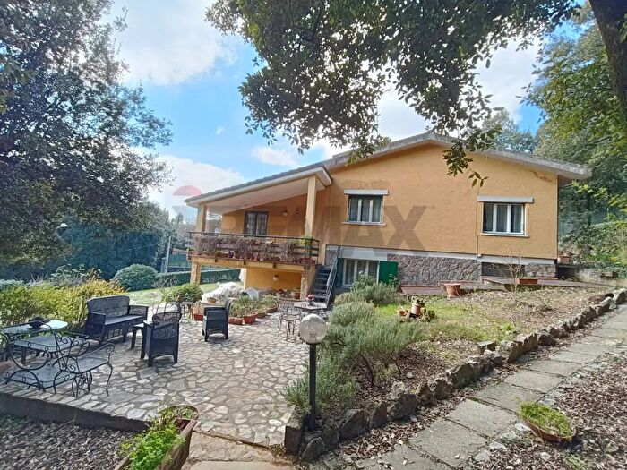 Casa con 8 locali in vendita in Via dei Lecci, Perugia