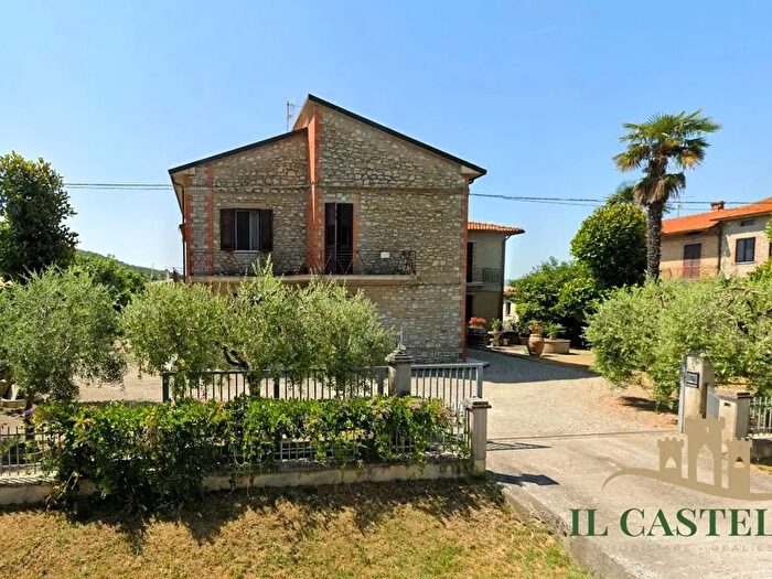 Casa con 9 locali in vendita in Mirabella, Panicale