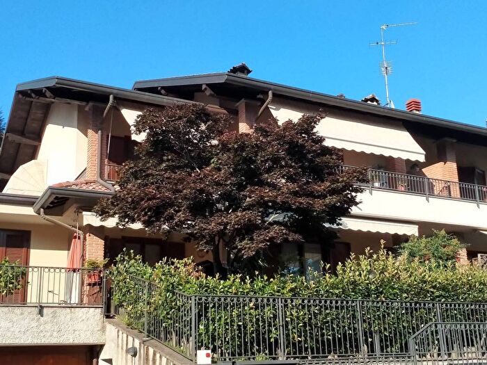 Appartamento trilocale in affitto in Via Papa Giovanni XXIII, Capiago Intimiano