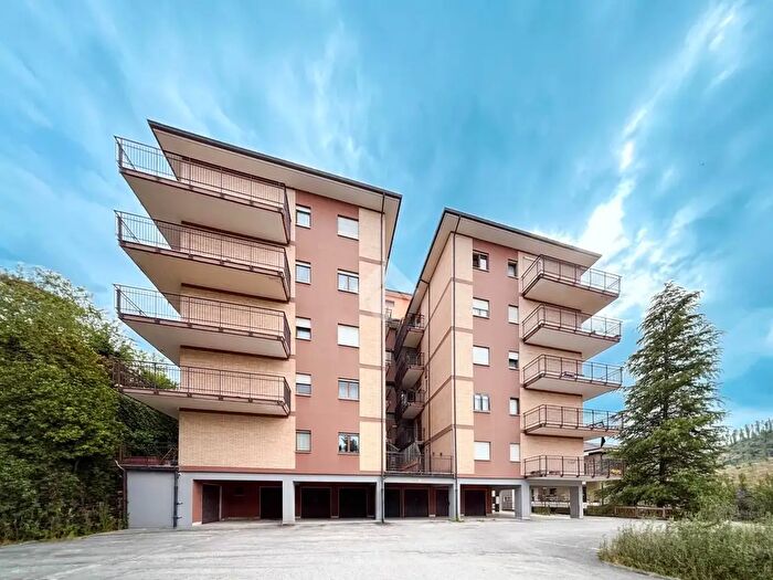 Appartamento con 5 locali in vendita in Via Penne, L'Aquila