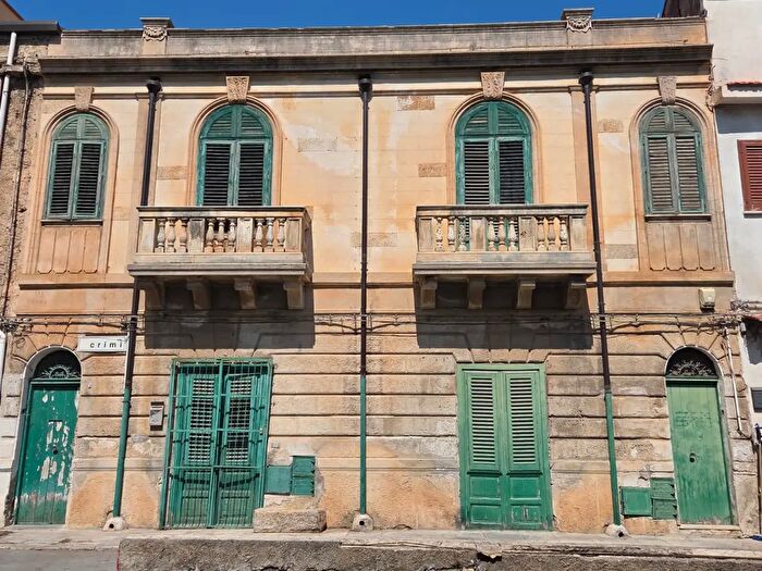 Appartamento trilocale in vendita in Via Crimi, Palermo