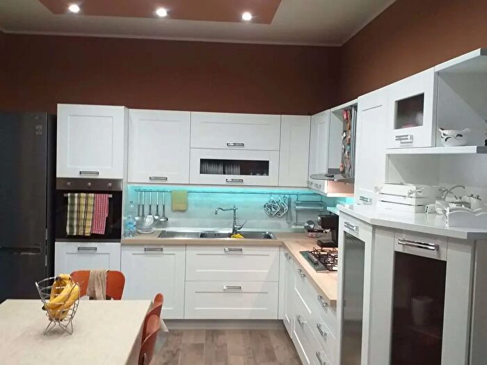 Casa con 11 locali in vendita in Via Garda, Mondragone