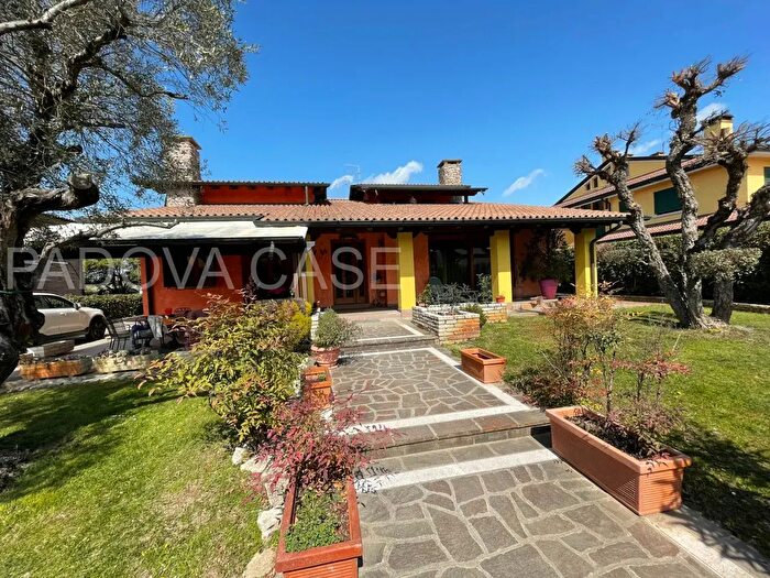 Casa con 7 locali in vendita in Via Monte Cengio, Vigonza