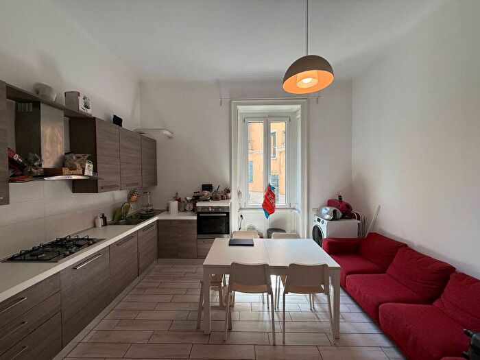 Appartamento trilocale in affitto in Via San Gerolamo Emiliani, Porta Romana Medaglie d'Oro, Milano
