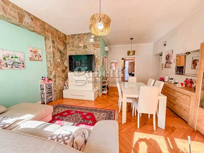 Appartamento con 5 locali in vendita in Via Fratelli Bandiera, Grosseto