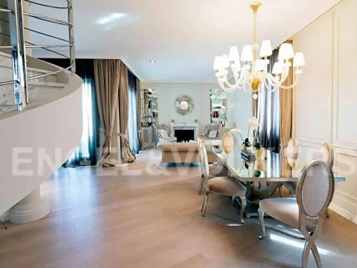 Casa con 6 locali in vendita in Via Francesco Melzi, Magenta