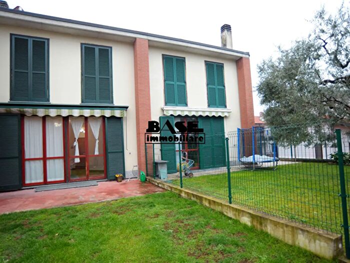 Casa quadrilocale in vendita in Via Piave, Vertemate Con Minoprio