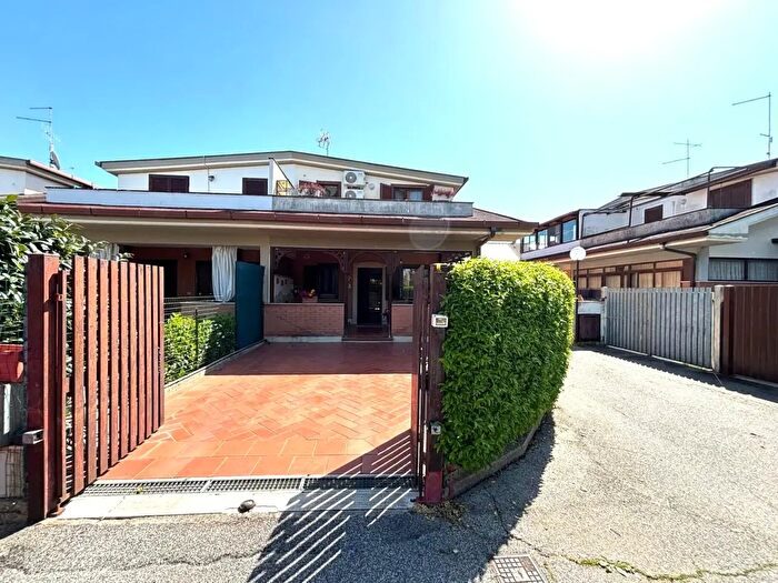 Casa quadrilocale in vendita in Via Verona Snc, Ardea