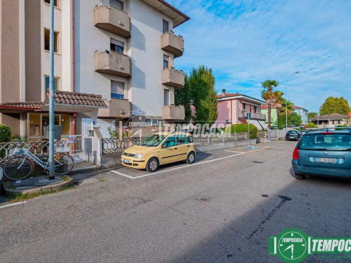 Appartamento trilocale in vendita in Via Fratelli Rosselli, Lodi Vecchio