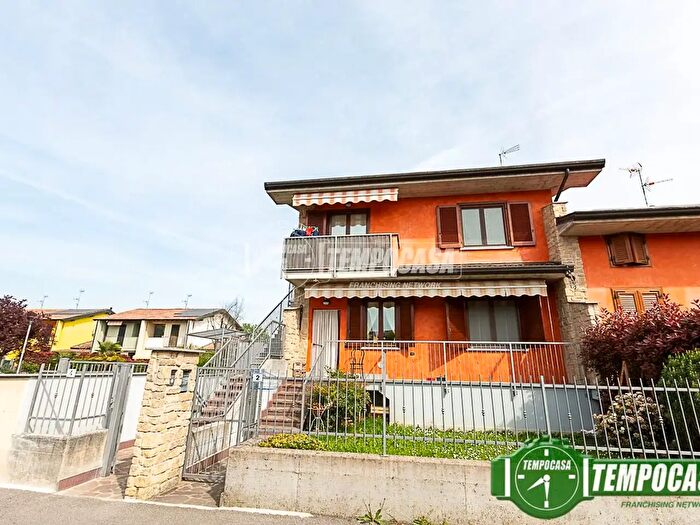 Appartamento trilocale in vendita in Via XXV Aprile, Pianengo