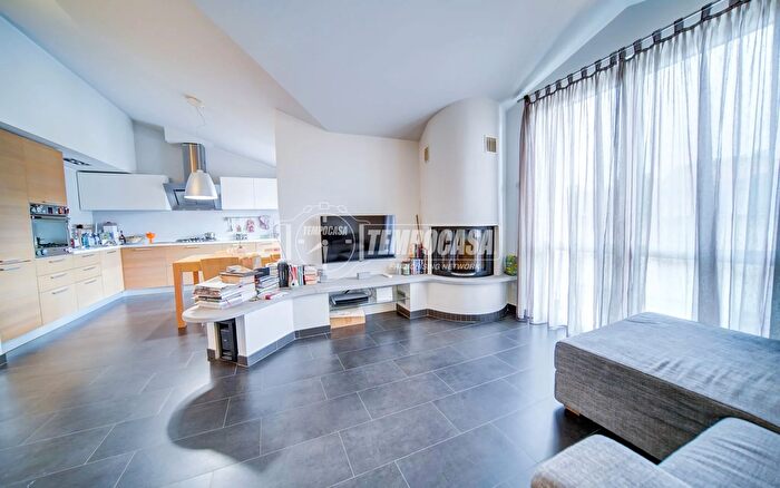 Appartamento trilocale in vendita in Via Giuseppe Garibaldi C, Carnago