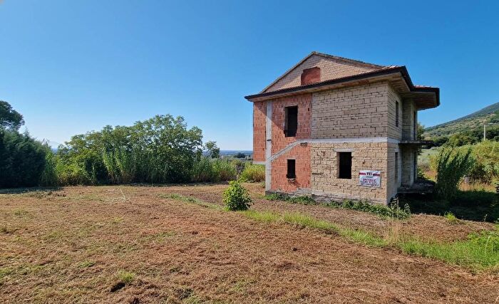 Casa trilocale in vendita in Via Trento, Falciano Del Massico