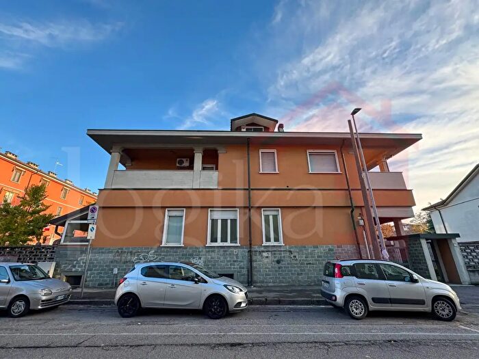 Casa con 11 locali in vendita in Via XXV Aprile, Locate Di Triulzi