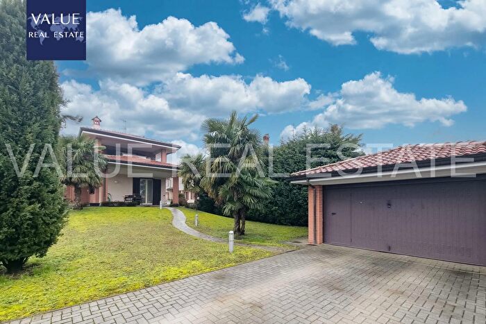 Casa con 10 locali in vendita in Via Tolstoy, Corbetta