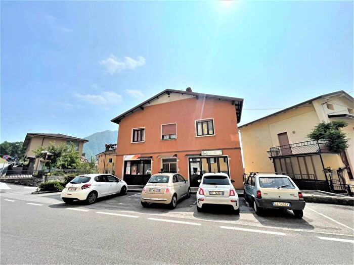 Casa con 8 locali in vendita in Via Roma Lodrino, Lodrino