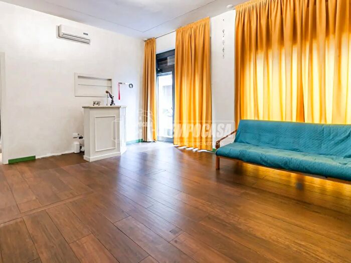 Appartamento trilocale in vendita in Via Lipari, Milano