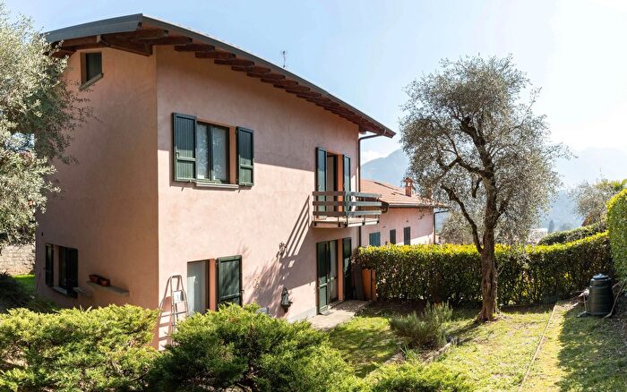 Casa con 5 locali in vendita in Viale Libronico c, Tremezzina