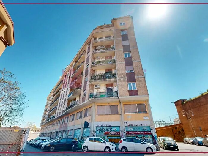 Appartamento con 5 locali in vendita in Via degli Anamari, Roma