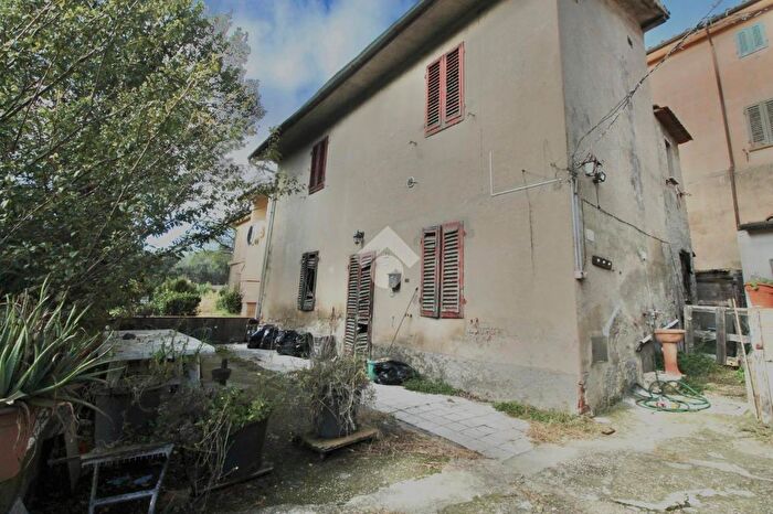 Casa quadrilocale in vendita in Vai Pio La Torre, Lamporecchio