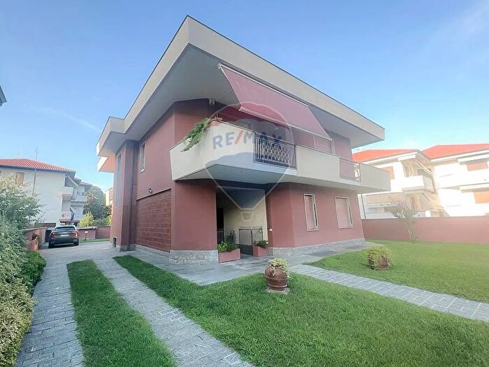 Casa con 7 locali in vendita in Via Milano, Buscate