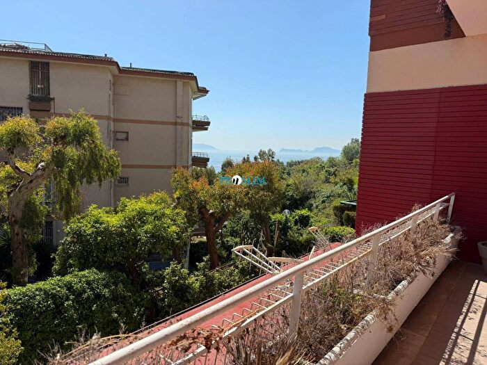 Appartamento trilocale in affitto in Via Francesco Petrarca, Posillipo, Napoli