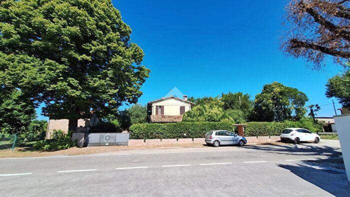 Casa con 5 locali in vendita in Via Zampeschi, Forli