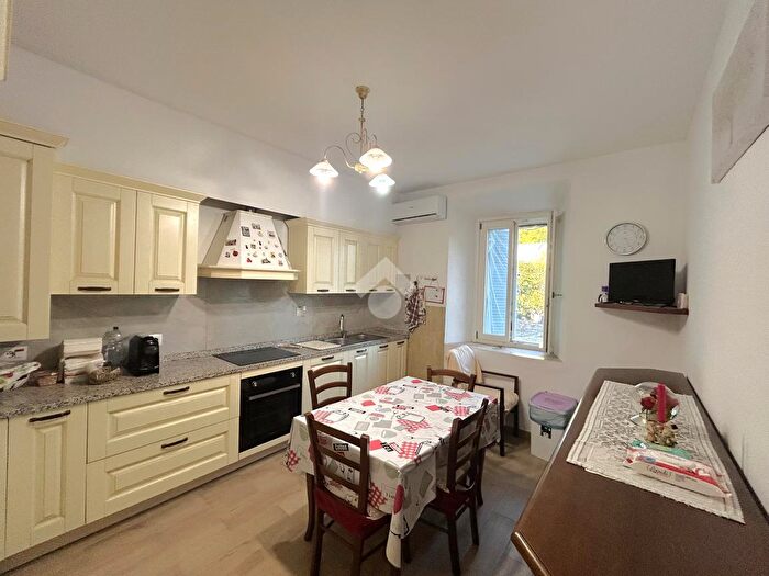 Casa quadrilocale in vendita in Via Toscana, Pistoia