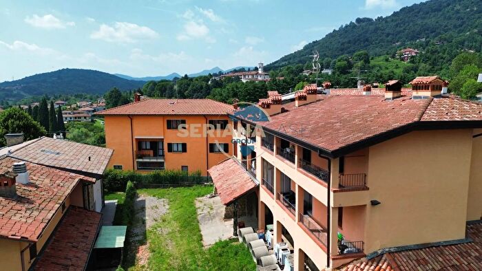 Casa con 5 locali in vendita in Via Immacolata, Scanzorosciate