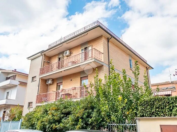 Appartamento trilocale in vendita in Via Domenico Cavalca, Roma