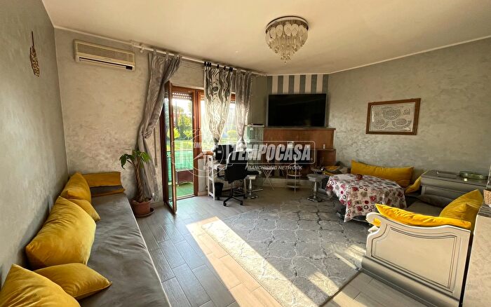 Appartamento trilocale in vendita in Via Rovato, Roma