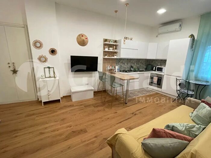 Appartamento bilocale in affitto in Via G Santacroce, Napoli