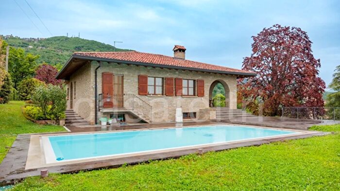 Casa trilocale in vendita in Almenno San Bartolomeo Via Brigata Partigiani Bergamo Bergamo Provincia Almenno San Bartolomeo, Almenno San Bartolomeo