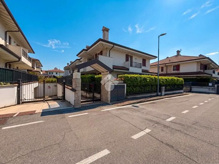 Appartamento trilocale in vendita in Via Puglia, Grezzago