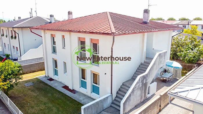 Casa con 16 locali in vendita in Via Valdapont Vajont, Vajont