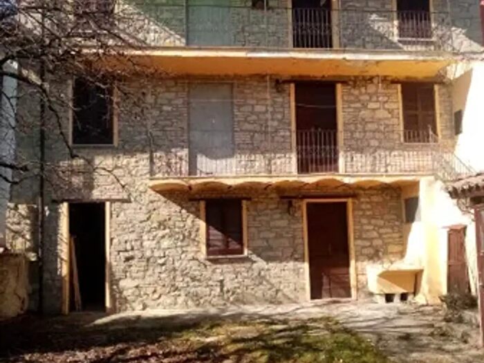 Casa con 6 locali in vendita in Rossone, Zavattarello