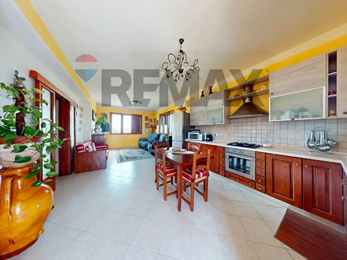 Casa con 6 locali in vendita in Via Ceraso, Castiglione Del Lago