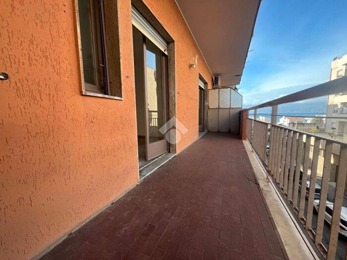 Appartamento trilocale in affitto in Via Enrico de Nicola, Ferrovieri Stadio, Reggio Calabria