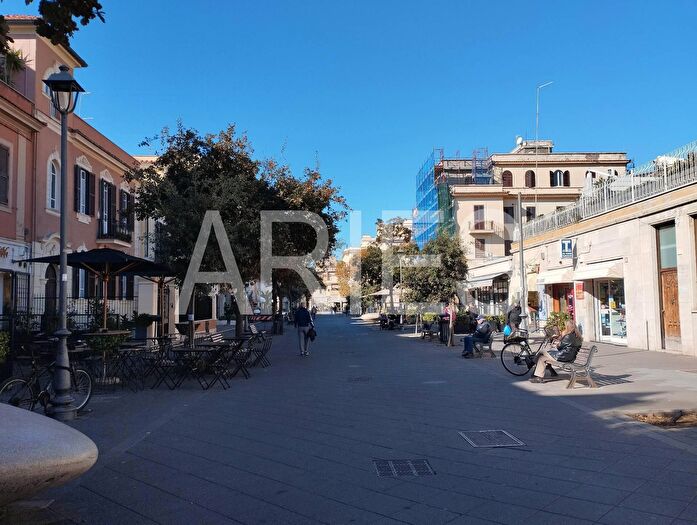 Appartamento quadrilocale in vendita in Via dei Misenati, Roma