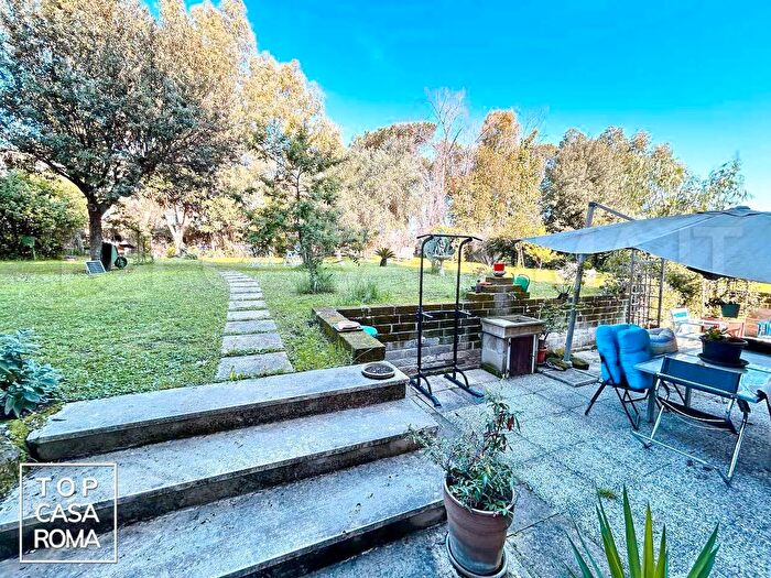 Appartamento trilocale in vendita in Via Michelangelo Peroglio, Roma