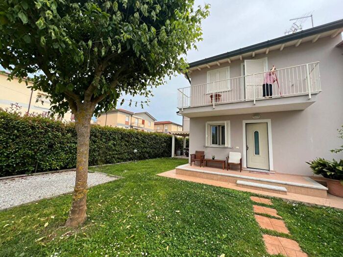 Casa trilocale in affitto in Via Pardini, Cinquale, Montignoso