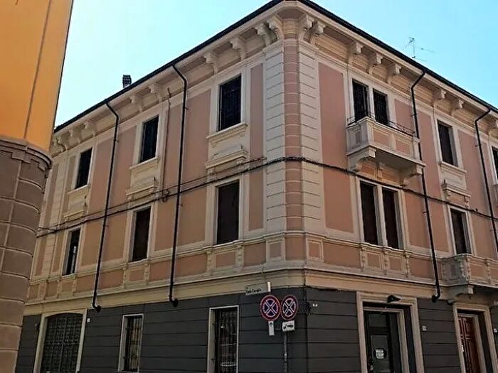 Appartamento con 5 locali in vendita in Via Andrea Vochieri, Alessandria