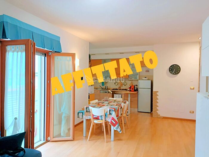 Appartamento trilocale in affitto in Falconara Marittima